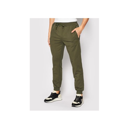 Guess Spodnie dresowe Z2RB14 K6ZS1 Zielony Regular Fit ze sklepu MODIVO w kategorii Spodnie męskie - zdjęcie 170022866