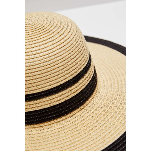 Kapelusz słomkowy z szerokim rondem ozdobiony paskami piaskowy uniwersalny wyprzedaż Moodo.pl