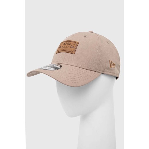New Era czapka z daszkiem kolor beżowy z aplikacją ze sklepu PRM w kategorii Czapki z daszkiem damskie - zdjęcie 170039405