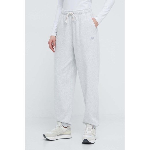 New Balance spodnie dresowe bawełniane WP41513AHH kolor szary melanżowe ze sklepu PRM w kategorii Spodnie damskie - zdjęcie 170039485