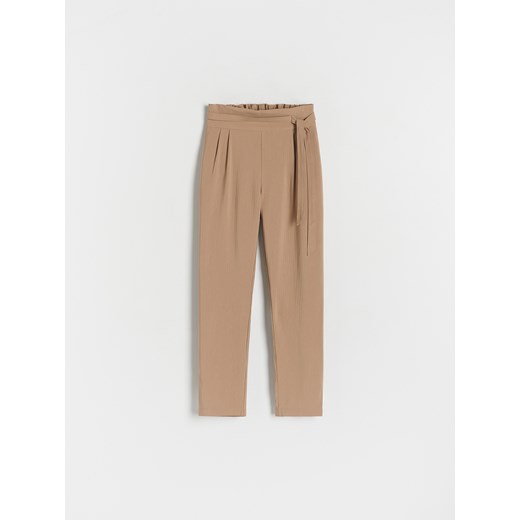 Reserved - Spodnie z paskiem - beżowy ze sklepu Reserved w kategorii Spodnie dziewczęce - zdjęcie 170052655