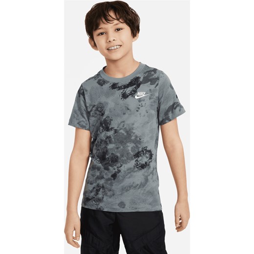T-shirt dla dużych dzieci Nike Sportswear - Szary ze sklepu Nike poland w kategorii T-shirty chłopięce - zdjęcie 170057488