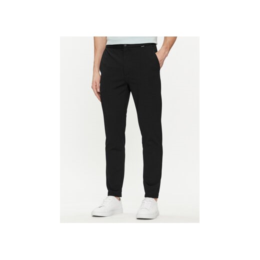 Calvin Klein Spodnie materiałowe K10K113647 Czarny Comfort Fit ze sklepu MODIVO w kategorii Spodnie męskie - zdjęcie 170073807