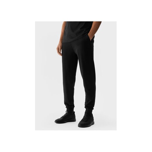 4F Spodnie dresowe 4FWSS24TTROM603 Czarny Regular Fit ze sklepu MODIVO w kategorii Spodnie męskie - zdjęcie 170073837