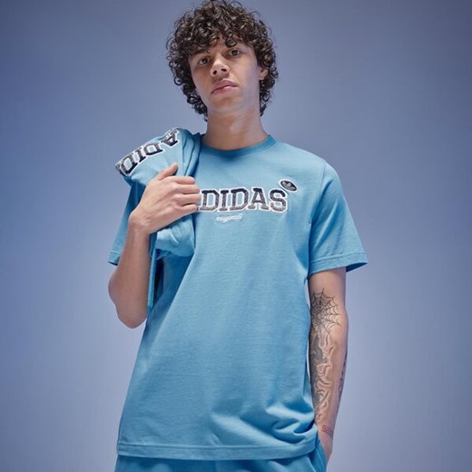 ADIDAS T-SHIRT GB TEE GRAPHIC BADGE ze sklepu JD Sports  w kategorii T-shirty męskie - zdjęcie 170093918