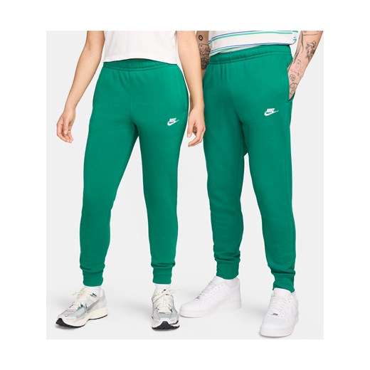 Joggery Nike Sportswear Club Fleece - Zieleń ze sklepu Nike poland w kategorii Spodnie męskie - zdjęcie 170103709