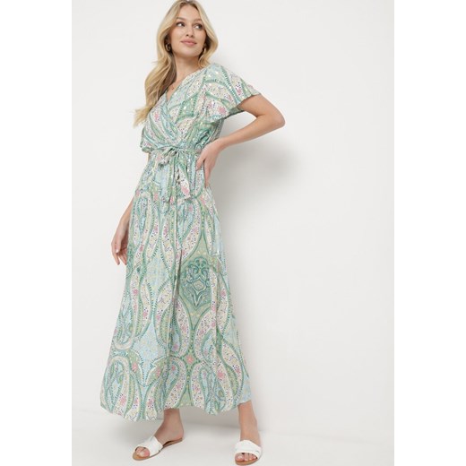 Jasnozielona Długa Sukienka z Wiskozy z Kopertową Górą i Geometrycznym Wzorem Amareth ze sklepu Born2be Odzież w kategorii Sukienki - zdjęcie 170109526