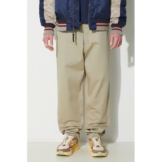 Universal Works spodnie bawełniane Military Chino kolor beżowy w fasonie chinos 120.STONE ze sklepu PRM w kategorii Spodnie męskie - zdjęcie 170121549