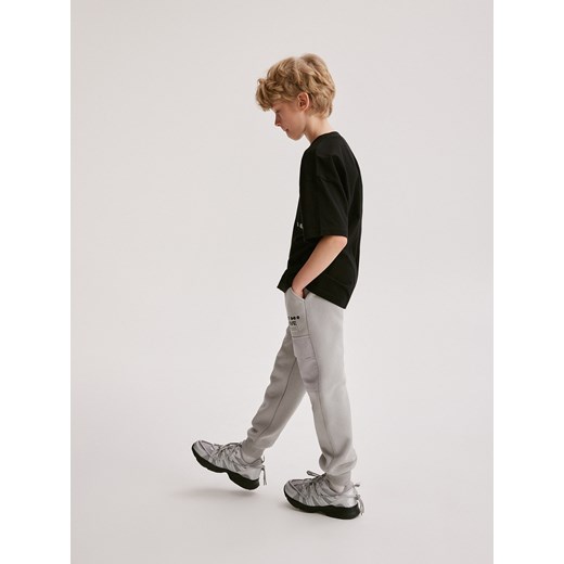 Reserved - Dresowe spodnie jogger - jasnoszary ze sklepu Reserved w kategorii Spodnie chłopięce - zdjęcie 170125068