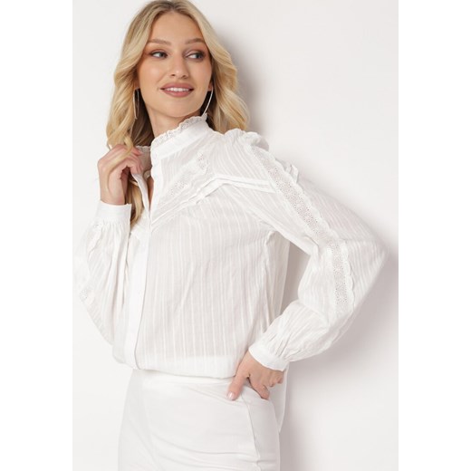 Biała Bawełniana Koszula z Falbanką i Ażurowymi Wstawkami Wistiera ze sklepu Born2be Odzież w kategorii Koszule damskie - zdjęcie 170140095