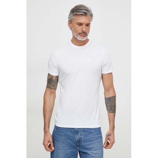 Guess t-shirt bawełniany PIMA męski kolor biały z aplikacją M2BP47 K7HD0 ze sklepu ANSWEAR.com w kategorii T-shirty męskie - zdjęcie 170144138