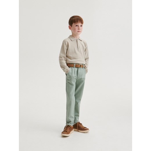 Reserved - Strukturalne spodnie chino z paskiem - jasnozielony ze sklepu Reserved w kategorii Spodnie chłopięce - zdjęcie 170152028