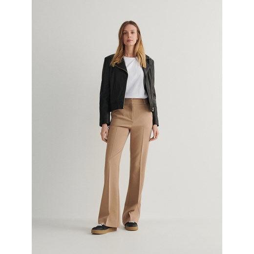 Reserved - Spodnie flare z kantem - beżowy ze sklepu Reserved w kategorii Spodnie damskie - zdjęcie 170219348