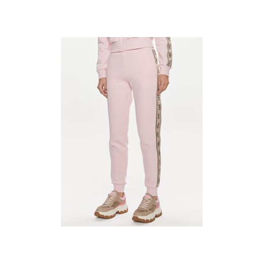 Guess Spodnie dresowe Britney V2YB15 KB3P2 Różowy Regular Fit ze sklepu MODIVO w kategorii Spodnie damskie - zdjęcie 170238255
