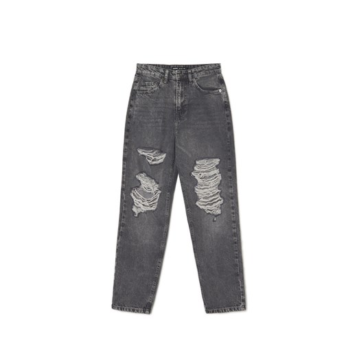 Cropp - Ciemnoszare jeansy mom ze strzępieniami - jasny szary ze sklepu Cropp w kategorii Jeansy damskie - zdjęcie 170245366