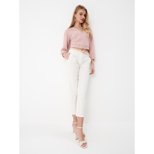 Mohito - Spodnie chino z plecionym paskiem - biały Mohito 34 okazja Mohito