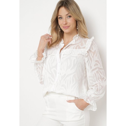 Biała Koszula Ozdobiona Falbanką i Abstrakcyjnym Wzorem Nunoria ze sklepu Born2be Odzież w kategorii Koszule damskie - zdjęcie 170260378