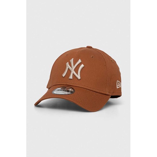 New Era czapka z daszkiem bawełniana kolor brązowy z aplikacją NEW YORK YANKEES ze sklepu PRM w kategorii Czapki z daszkiem damskie - zdjęcie 170264046
