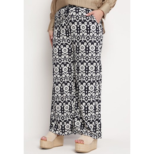 Czarno-Białe Szerokie Spodnie w Etno Wzór z Wiskozy z Gumką w Talii Xinaria ze sklepu Born2be Odzież w kategorii Spodnie damskie - zdjęcie 170267359