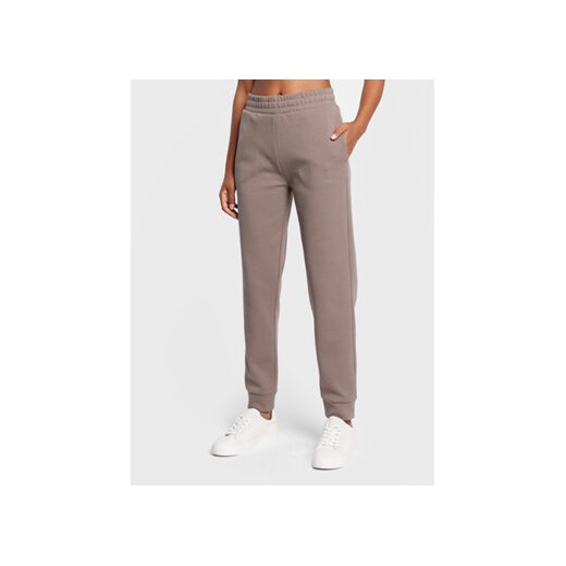 Calvin Klein Spodnie dresowe Micro Logo Essential K20K204424 Brązowy Regular Fit ze sklepu MODIVO w kategorii Spodnie damskie - zdjęcie 170269929