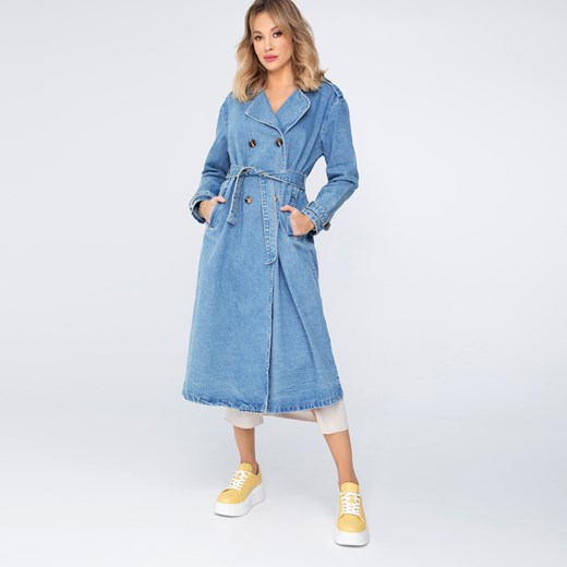 Damski płaszcz dżinsowy z paskiem niebieski ze sklepu WITTCHEN w kategorii Płaszcze damskie - zdjęcie 170288509