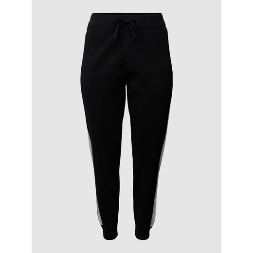 Spodnie typu track pants PLUS SIZE z fakturowanym wzorem ze sklepu Peek&Cloppenburg  w kategorii Spodnie damskie - zdjęcie 170289355