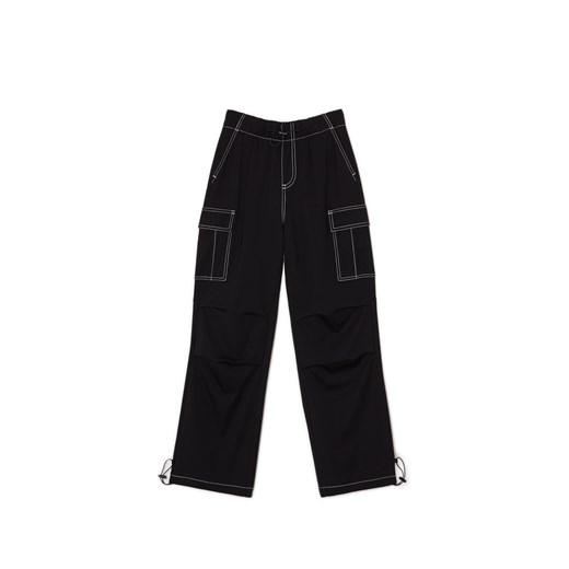 Cropp - Czarne joggery z kieszeniami cargo - czarny ze sklepu Cropp w kategorii Spodnie damskie - zdjęcie 170298348
