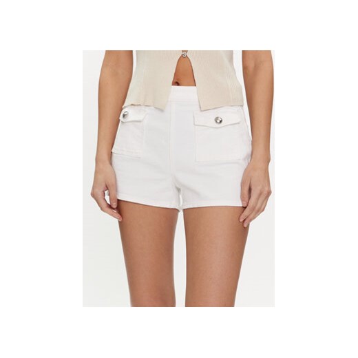 Guess Szorty jeansowe Zelia W4GD26 D4QQ0 Biały Slim Fit ze sklepu MODIVO w kategorii Szorty - zdjęcie 170325218