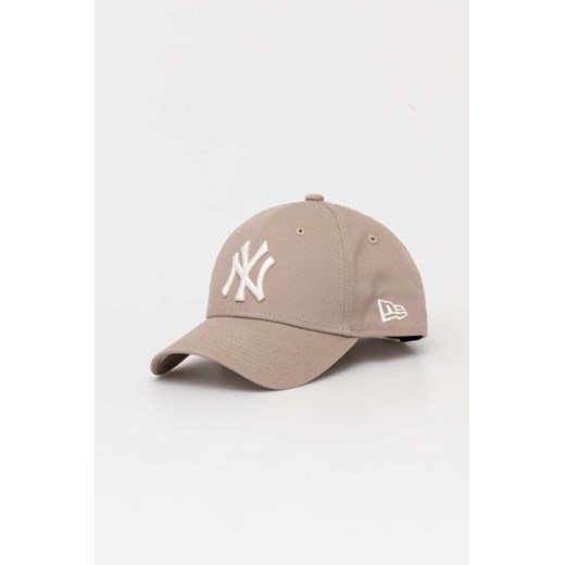 New Era czapka z daszkiem bawełniana kolor beżowy z aplikacją NEW YORK YANKEES ze sklepu PRM w kategorii Czapki z daszkiem damskie - zdjęcie 170329588