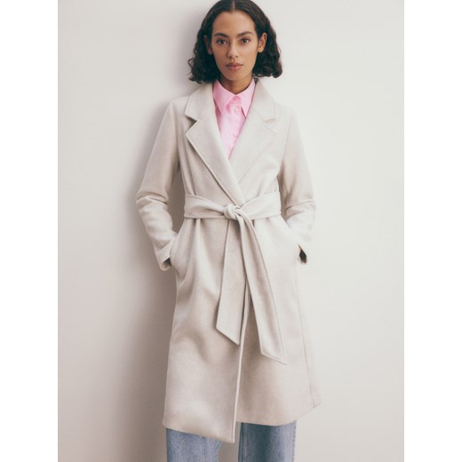 Reserved - Płaszcz z wiązaniem - kremowy ze sklepu Reserved w kategorii Płaszcze damskie - zdjęcie 170382547