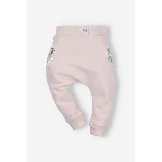 Jasnoróżowe spodnie dresowe PINK FLOWERS z bawełny organicznej ze sklepu 5.10.15 w kategorii Spodnie i półśpiochy - zdjęcie 170405299