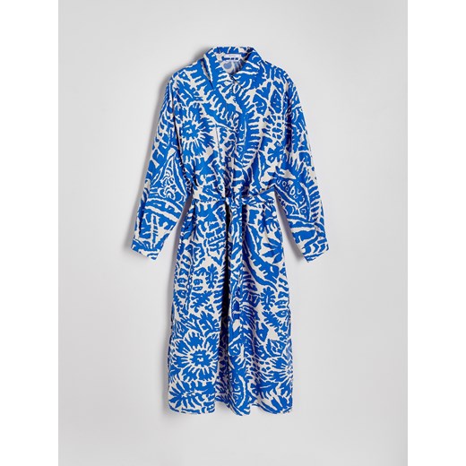 Sukienka Reserved niebieska z długim rękawem midi w abstrakcyjne wzory 