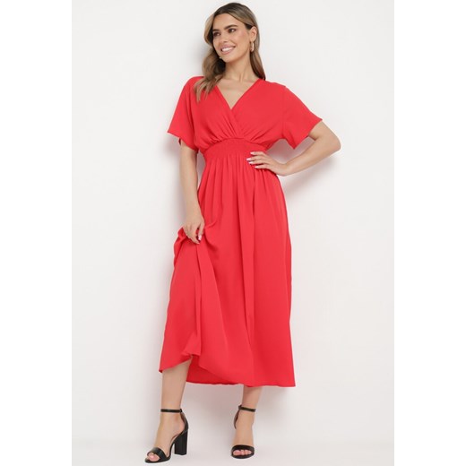 Czerwona Sukienka Długa o Rozkloszowanym Fasonie z Kopertowym Dekoltem Saliusa L promocja Born2be Odzież