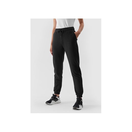4F Spodnie dresowe 4FAW23TTROF475 Czarny Regular Fit ze sklepu MODIVO w kategorii Spodnie damskie - zdjęcie 170468547