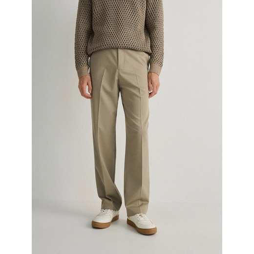 Reserved - Spodnie straight z kantem - beżowy ze sklepu Reserved w kategorii Spodnie męskie - zdjęcie 170477975