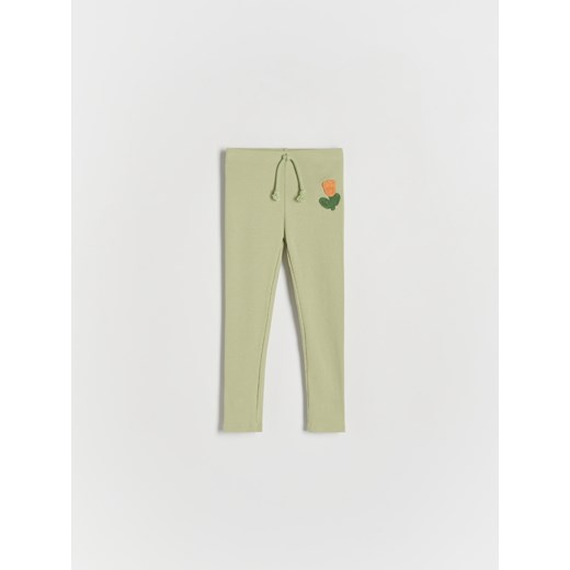Reserved - Bawełniane legginsy z naszywką - jasnozielony ze sklepu Reserved w kategorii Spodnie i półśpiochy - zdjęcie 170478209