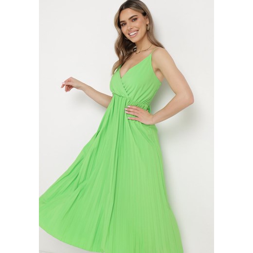Zielona Rozkloszowana Sukienka Długa z Kopertowym Dekoltem na Ramiączkach Asmerria ze sklepu Born2be Odzież w kategorii Sukienki - zdjęcie 170495415