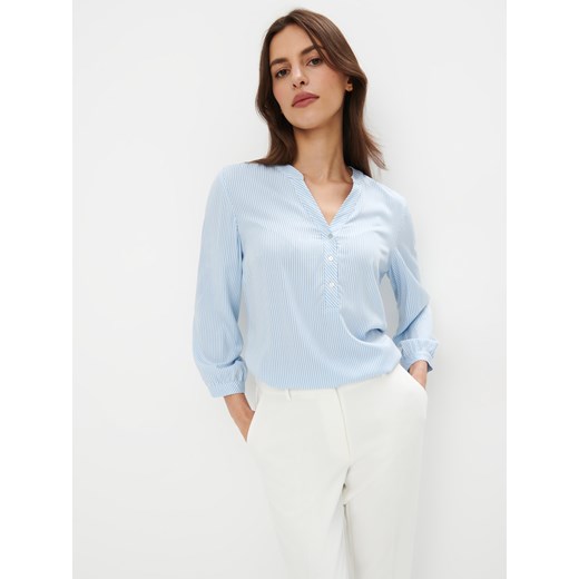 Mohito - Wiskozowa niebieska bluzka w paski - błękitny ze sklepu Mohito w kategorii Bluzki damskie - zdjęcie 170498119