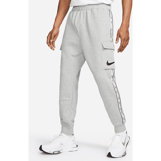 Męskie bojówki z dzianiny Nike Sportswear Repeat - Szary ze sklepu Nike poland w kategorii Spodnie męskie - zdjęcie 170513179