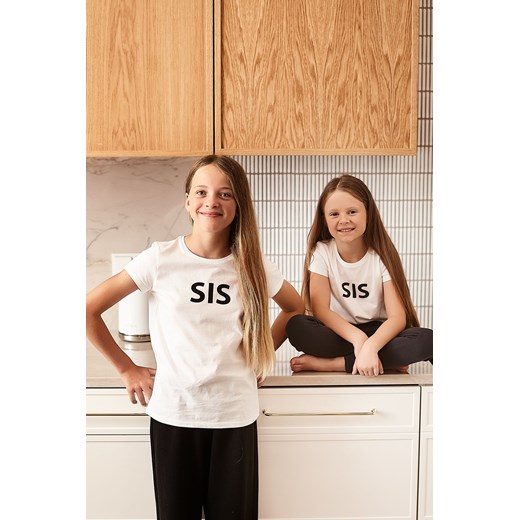 T-shirt dla dziewczynkii biały z napisem - SIS ze sklepu 5.10.15 w kategorii Bluzki dziewczęce - zdjęcie 170524237