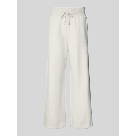 Spodnie dresowe z szeroką nogawką i wyhaftowanym logo ze sklepu Peek&Cloppenburg  w kategorii Spodnie damskie - zdjęcie 170550877
