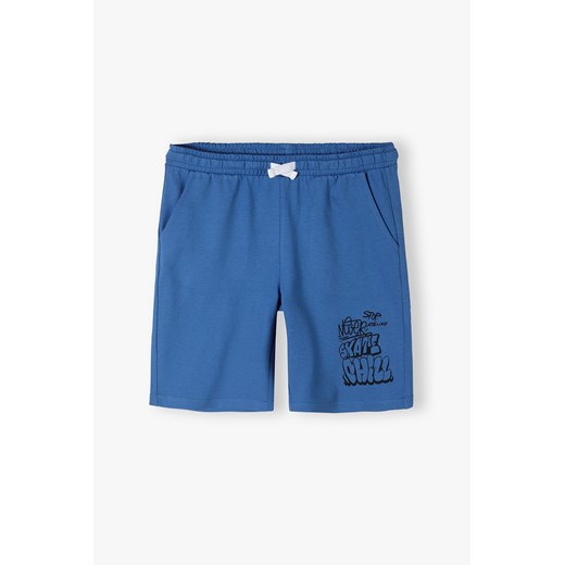Niebieskie szorty bawełniane chłopięce z napisem Lincoln & Sharks By 5.10.15. 140 5.10.15