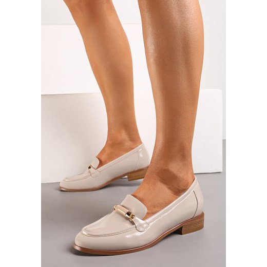 Beżowe Lakierowane Mokasyny Loafersy z Minimalistyczną Klamrą i Skórzaną Wkładką Sathoma ze sklepu born2be.pl w kategorii Mokasyny damskie - zdjęcie 170563918