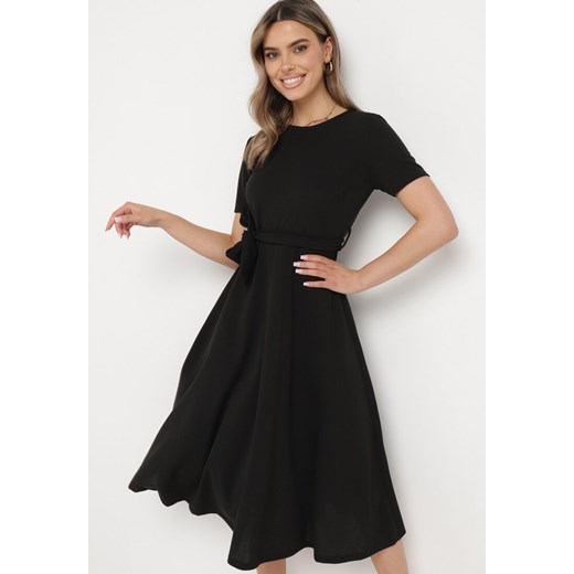 Czarna Rozkloszowana Sukienka Midi z Materiałowym Paskiem Marjoni ze sklepu Born2be Odzież w kategorii Sukienki - zdjęcie 170571016