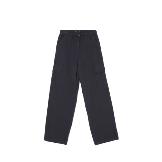 Cropp - Czarne spodnie straight cargo - czarny ze sklepu Cropp w kategorii Spodnie damskie - zdjęcie 170572697