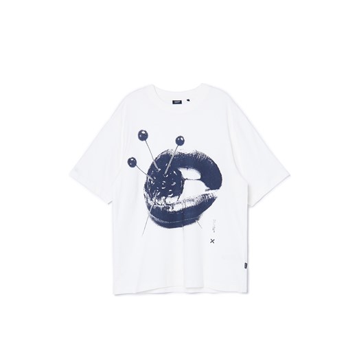 Cropp - Kremowy t-shirt comfort z nadrukiem - kremowy ze sklepu Cropp w kategorii T-shirty męskie - zdjęcie 170572718
