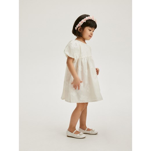 Reserved - Sukienka w kwiaty - złamana biel ze sklepu Reserved w kategorii Ubranka do chrztu - zdjęcie 170573309