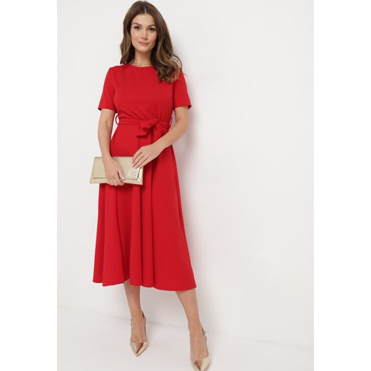 Czerwona Rozkloszowana Sukienka Midi z Materiałowym Paskiem Marjoni ze sklepu Born2be Odzież w kategorii Sukienki - zdjęcie 170580437