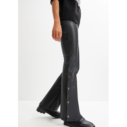 Spodnie dzwony ze sztucznej skóry, z ozdobnymi guzikami ze sklepu bonprix w kategorii Spodnie damskie - zdjęcie 170607055