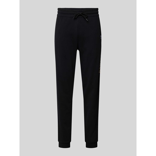 Spodnie dresowe o kroju regular fit z nadrukiem z logo model ‘PANTALONI’ ze sklepu Peek&Cloppenburg  w kategorii Spodnie męskie - zdjęcie 170634509